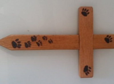 Croix en bois avec empreinte chat/chien
